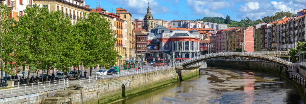 Kanal und Stadtzentrum in Bilbao.